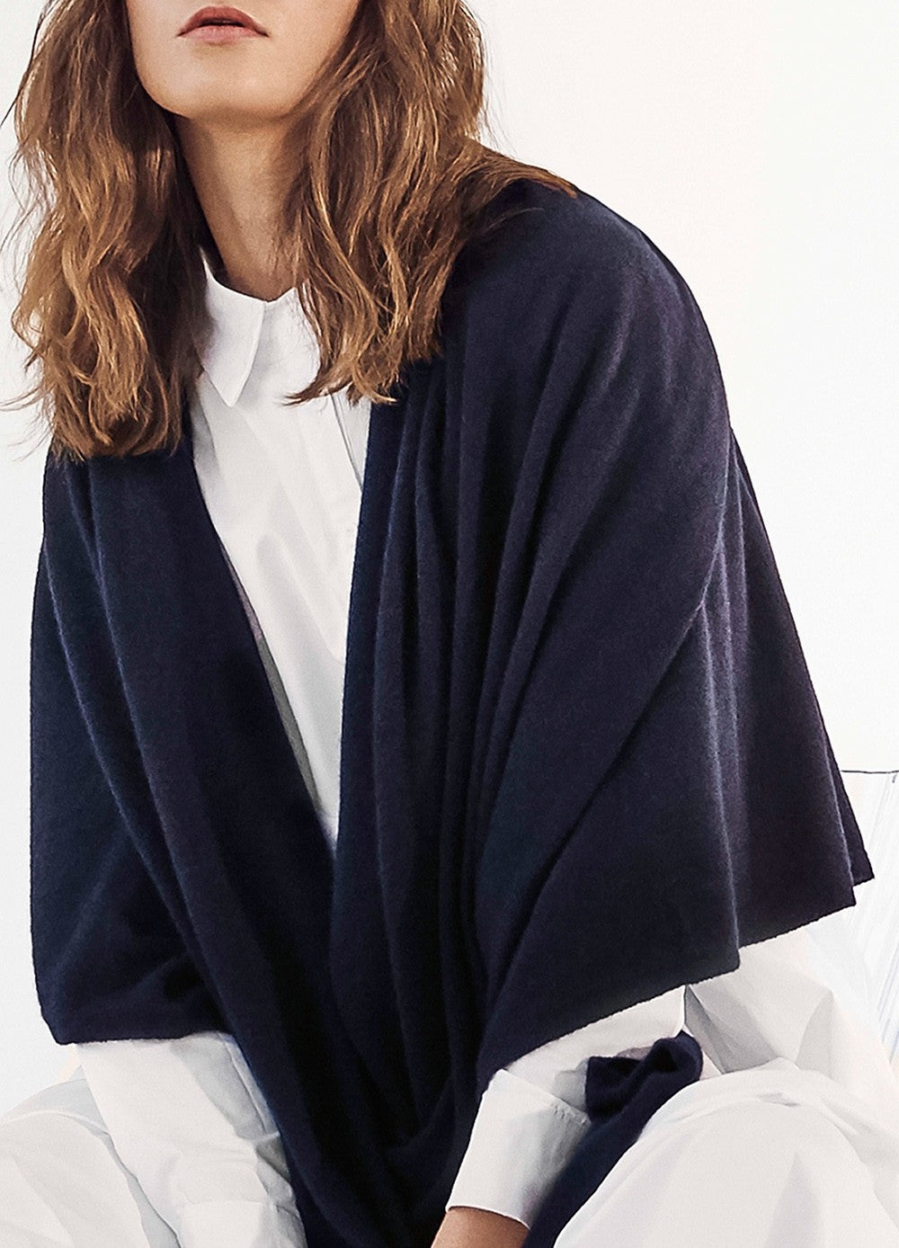 OVERSIZED CASHMERE TRAVEL WRAP - NAVY