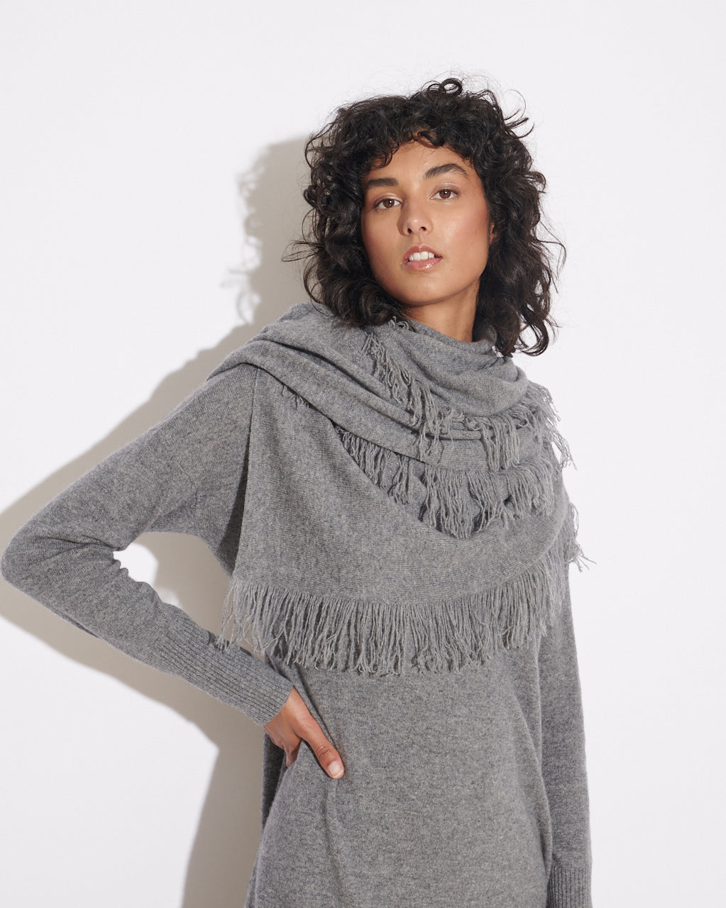 OVERSIZED CASHMERE FRINGE SHAWL - MID GREY