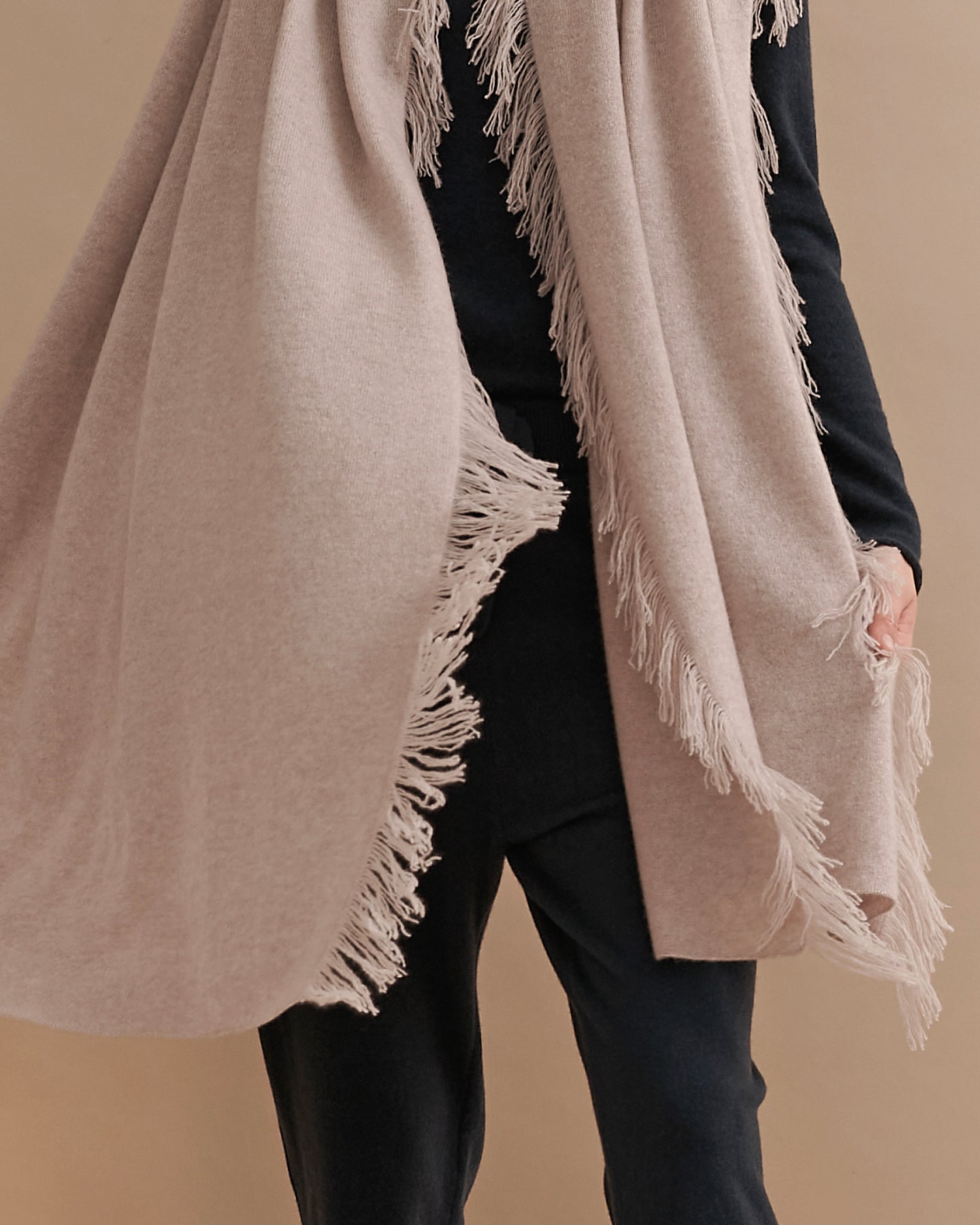 OVERSIZED CASHMERE FRINGE SHAWL - DUSKY PINK