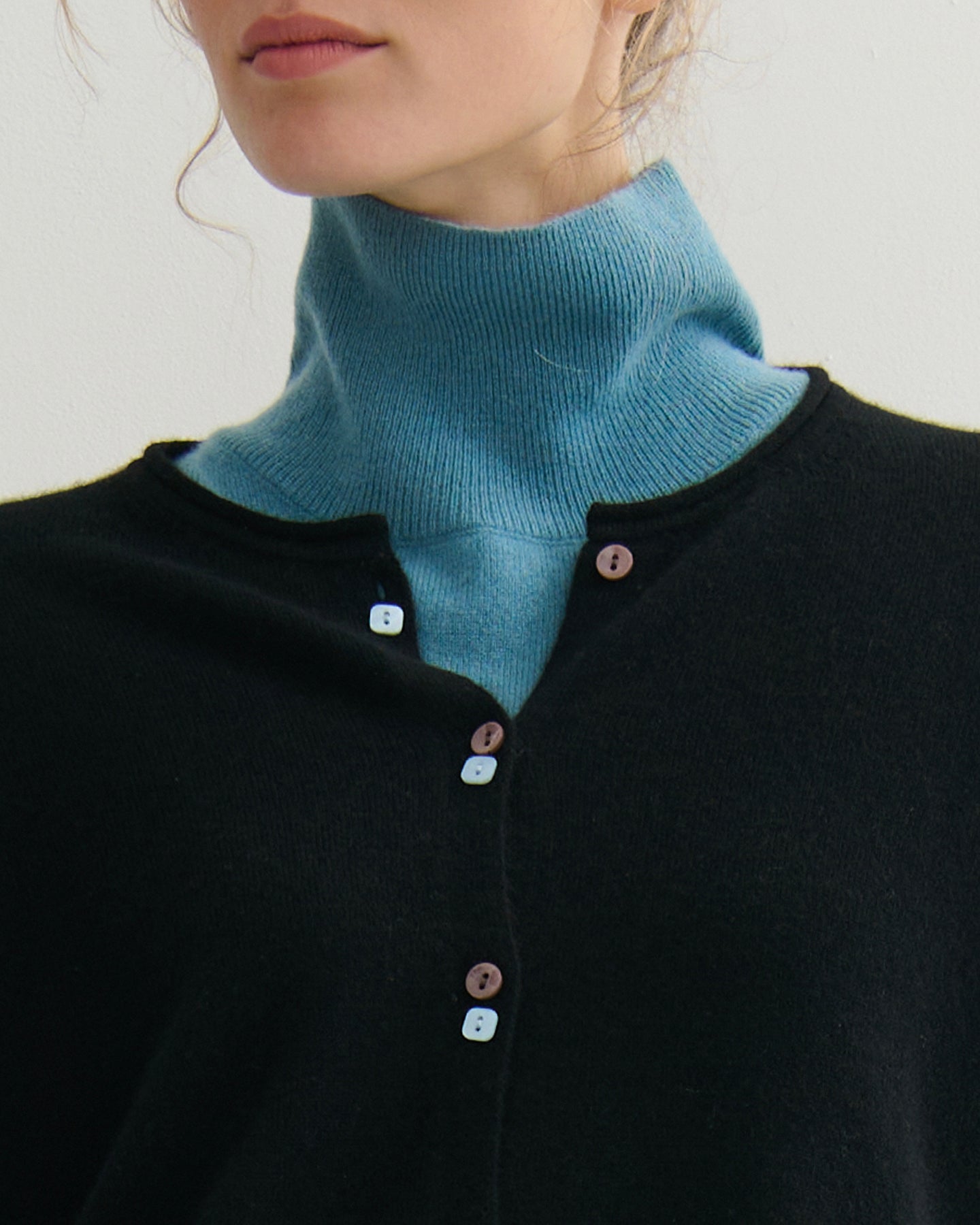 EASY DAYS CASHMERE DOUBLE BOTTON CARDIGAN - BLACK