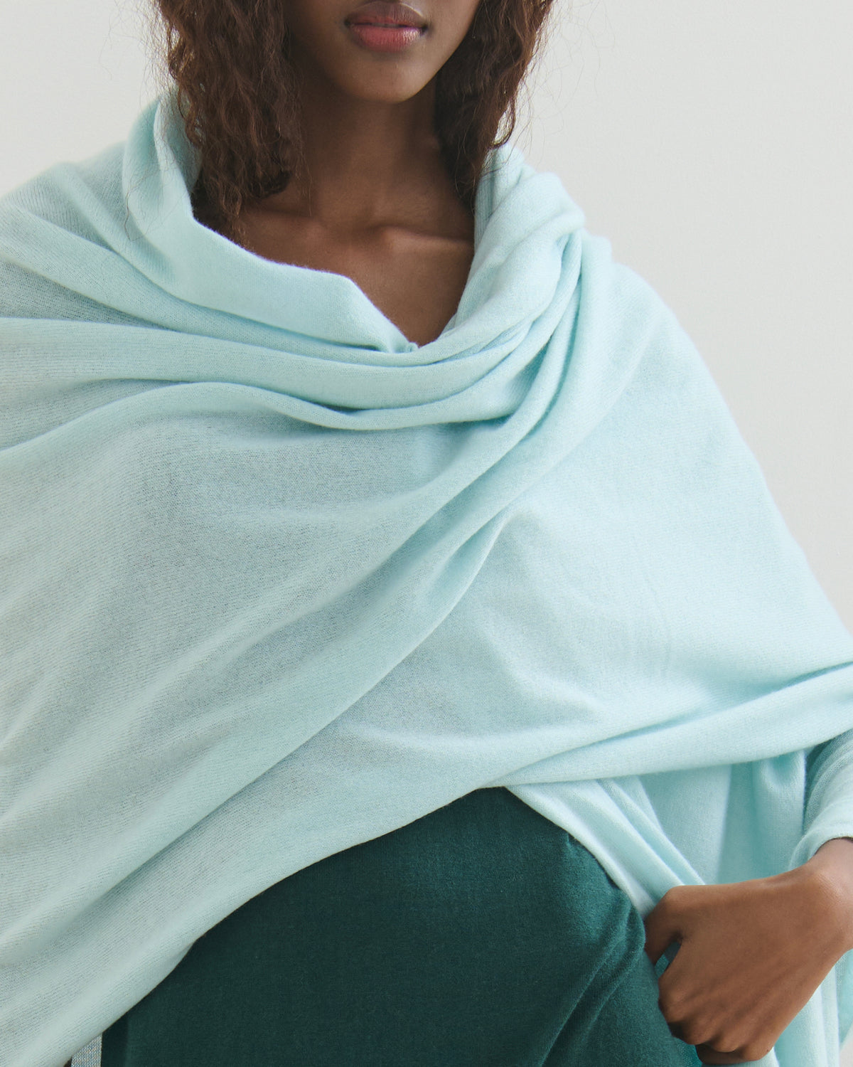 OVERSIZED CASHMERE TRAVEL WRAP - AQUA
