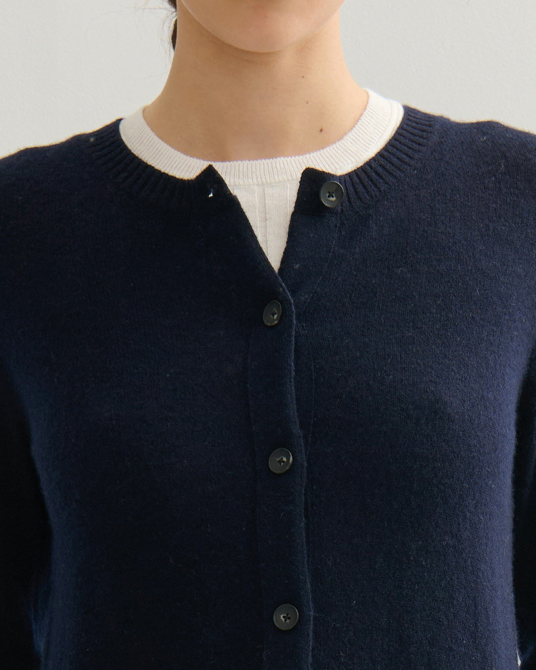 CASHMERE YEAR ROUND CREW NECK CARDIGAN - NAVY