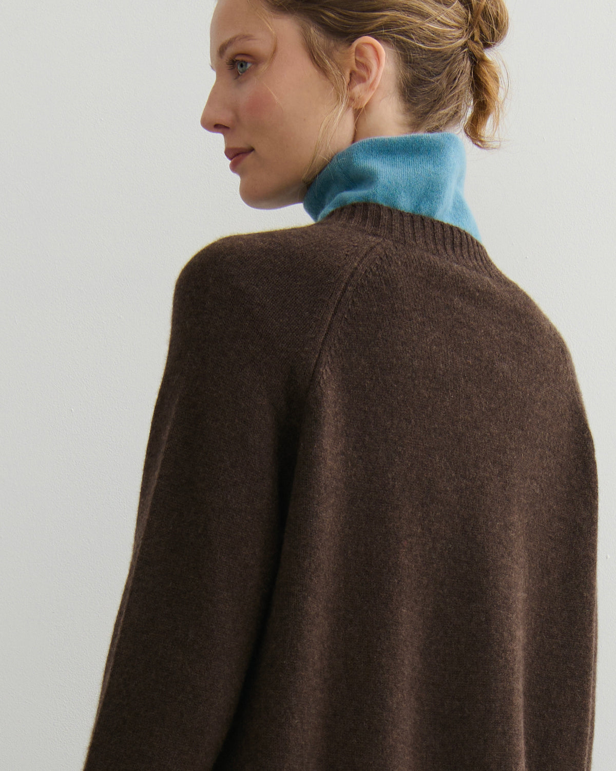 CHUNKY CREW NECK CASHMERE CARDIGAN DELUXE – CHOCOLATE