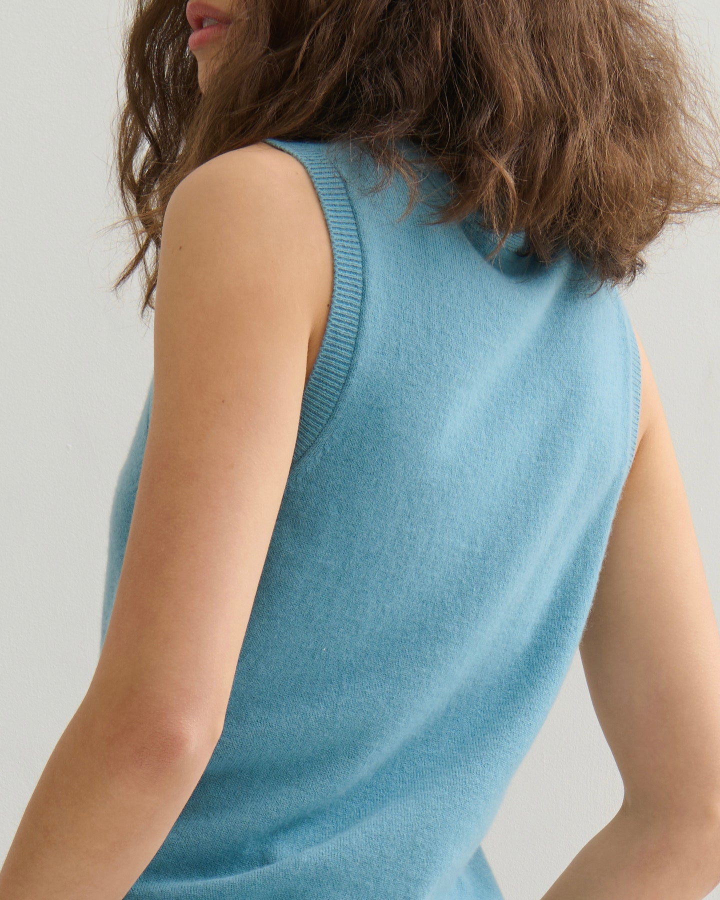 CASHMERE ALL YEAR ROUND CREW NECK TANK - LAKE BLUE