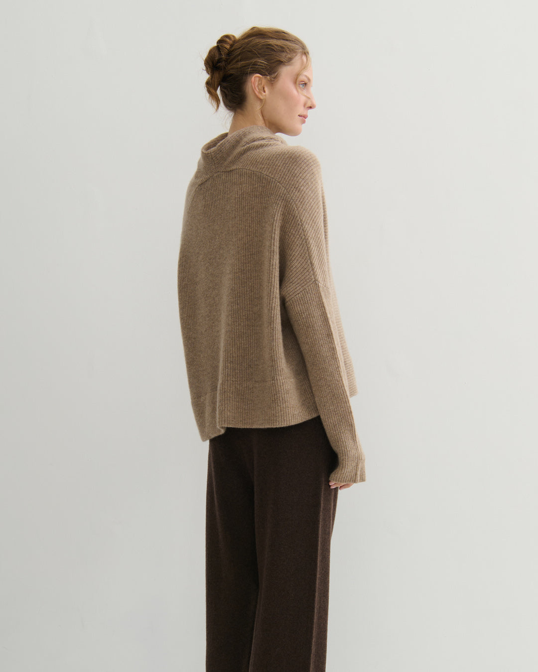 RIB KNIT COWL NECK CROP TOP - SHIITAKE RAW