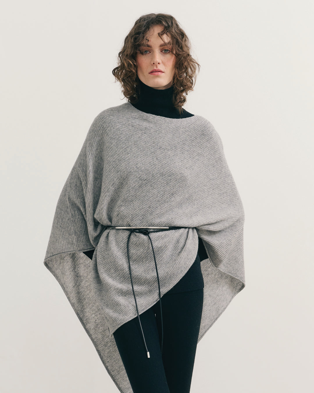CASHMERE TURTLE NECK TOP - BLACK