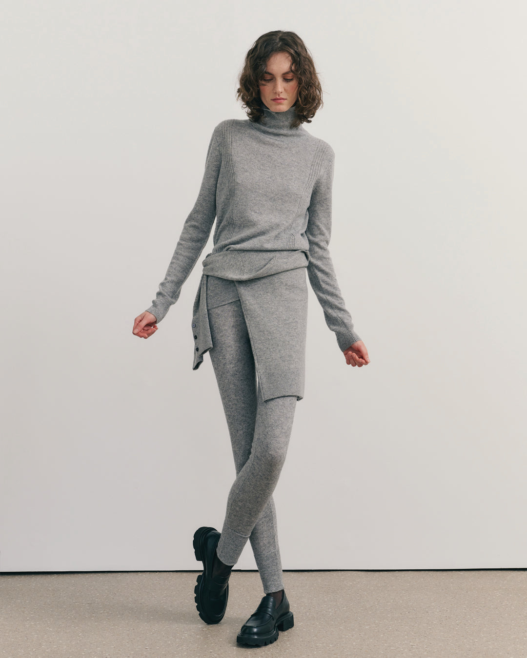 CASHMERE TURTLE NECK TOP - STEEL GREY