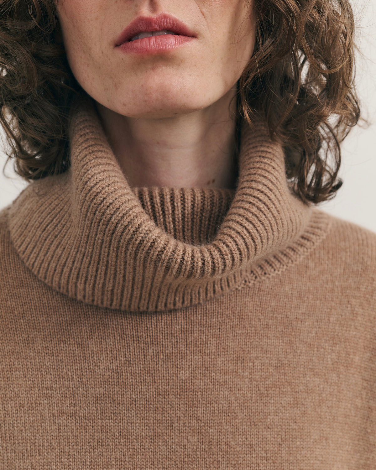 CASHMERE RELAXED ROLL NECK - CARAMEL