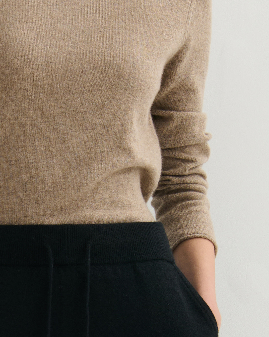 CASHMERE ESSENTIAL ROLL-NECK PULLOVER - SHIITAKE RAW