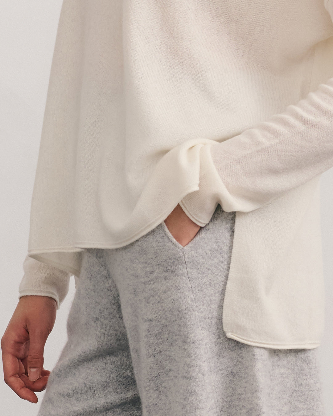 V NECK SPLIT SIDE CASHMERE PULLOVER - CREAM