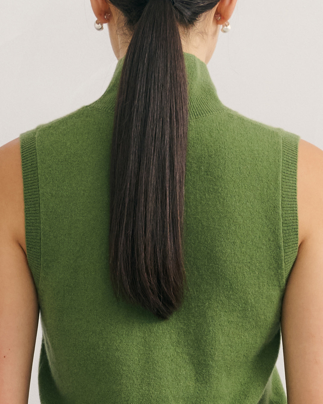 CASHMERE MOCK NECK SLEEVELESS TOP - KAFFIR GREEN