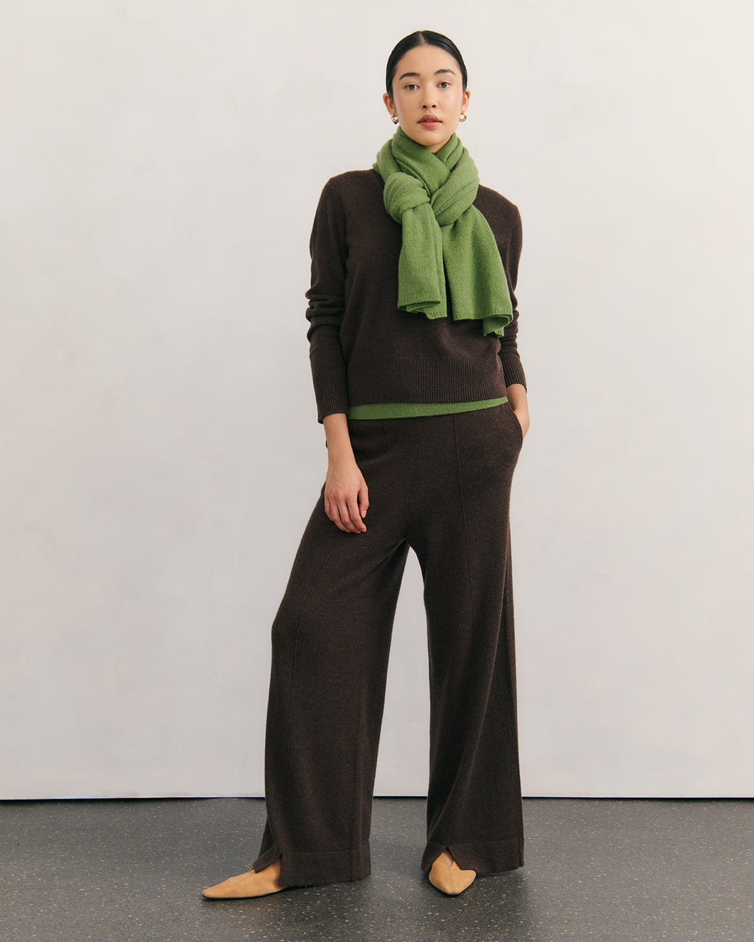 CASHMERE ESSENTIAL V NECK - CHOCOLATE