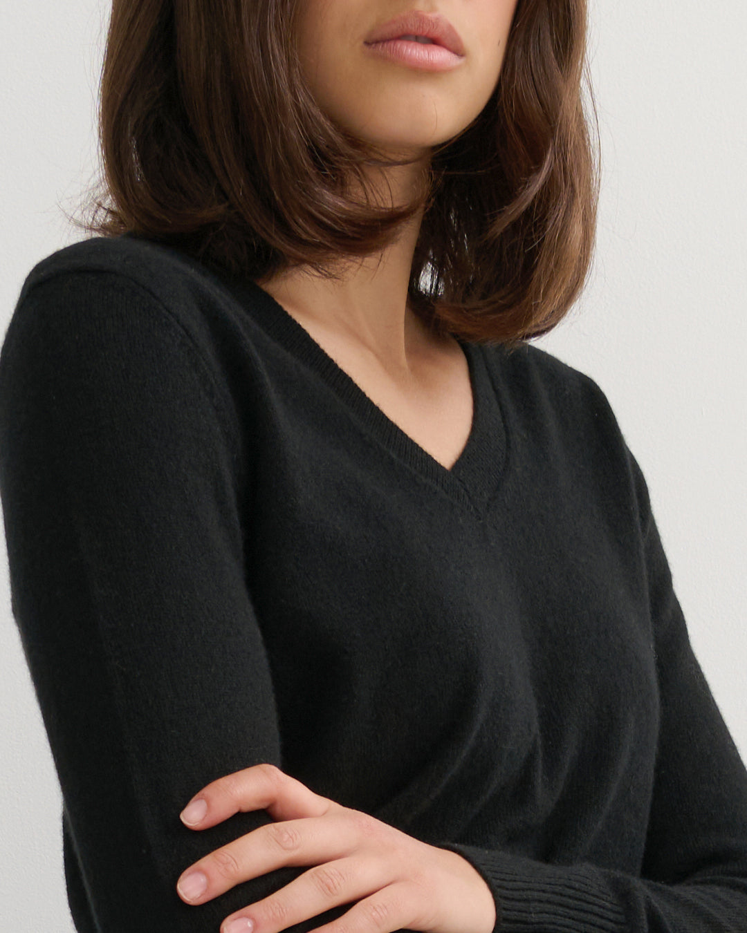 CASHMERE ESSENTIAL V NECK - BLACK