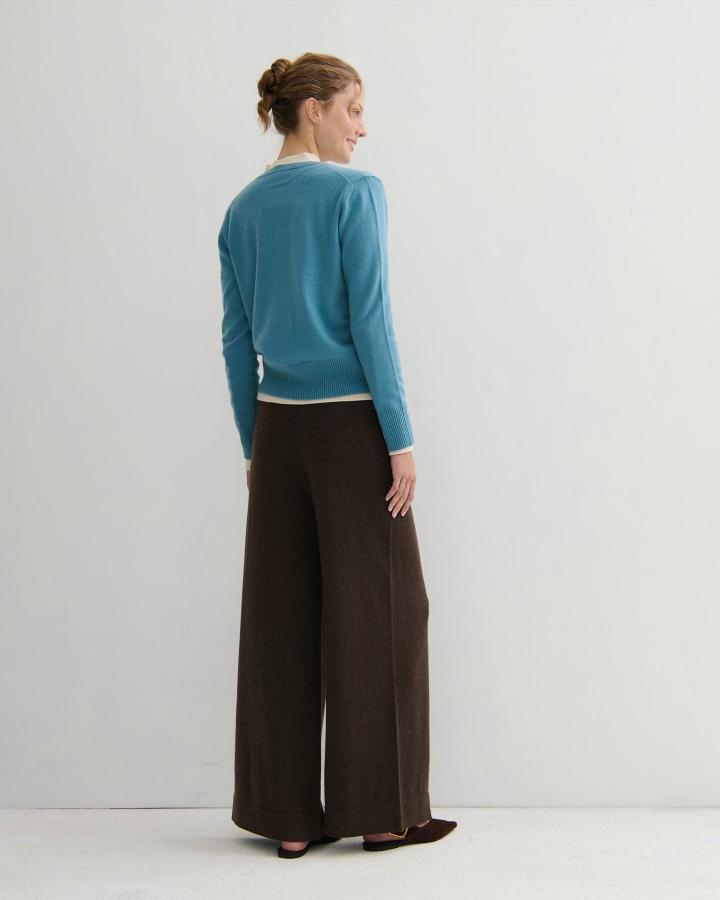 CASHMERE ESSENTIAL V NECK - LAKE BLUE