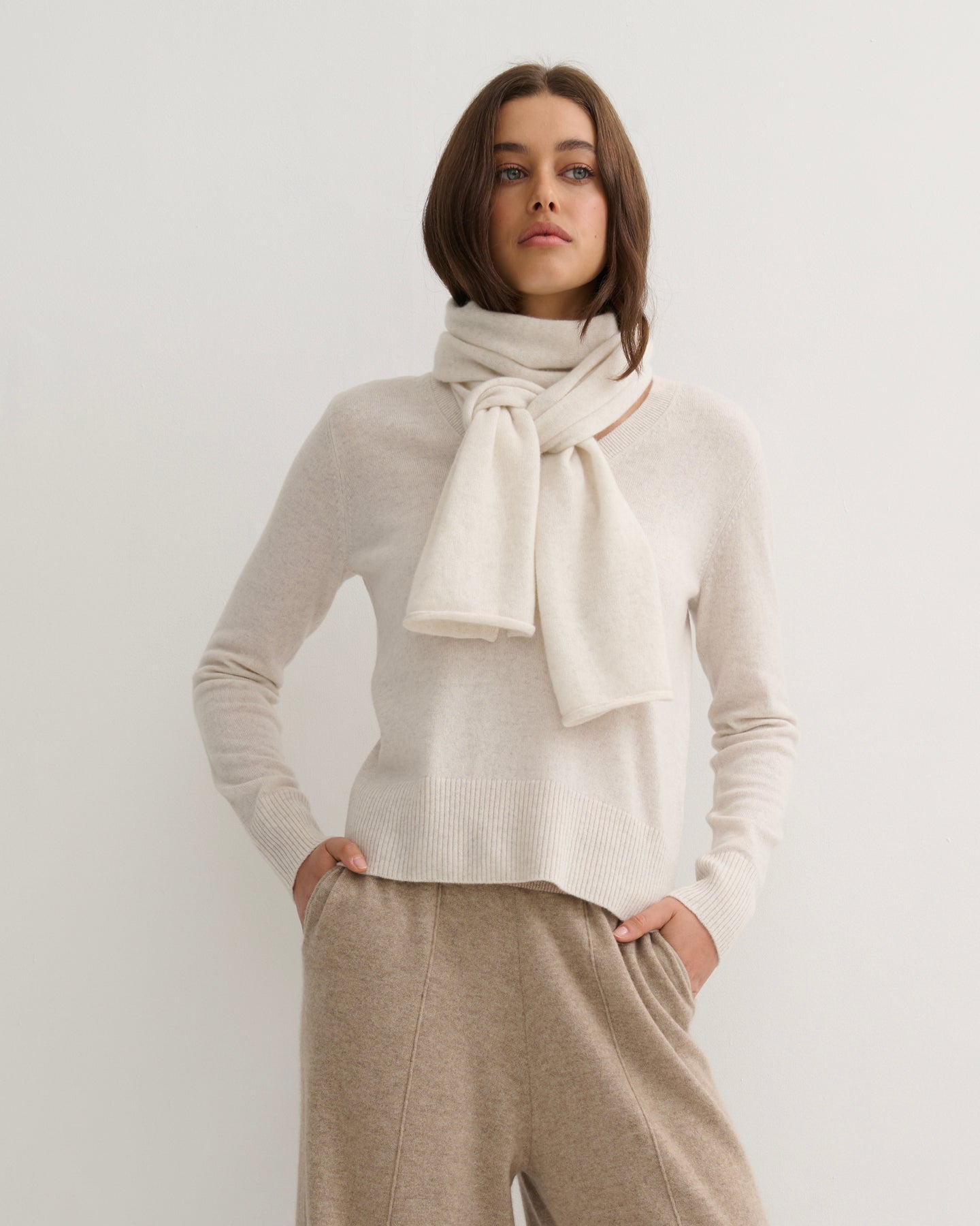 CASHMERE ESSENTIAL V NECK - MARLED WHITE