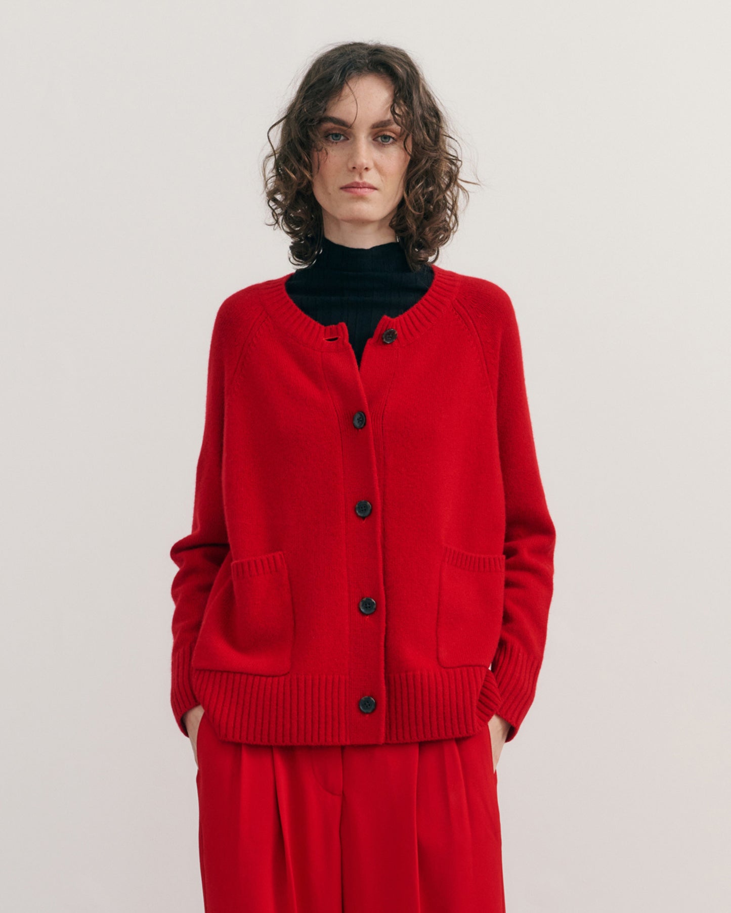 CHUNKY CREW NECK CASHMERE CARDIGAN DELUXE – SCARLET RED