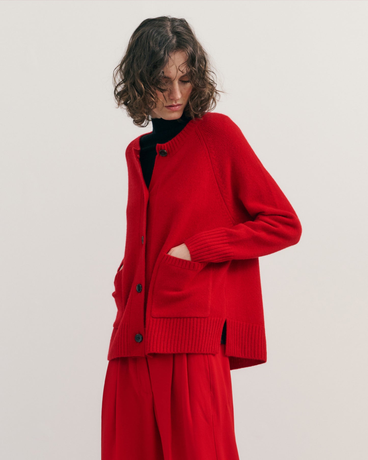 CHUNKY CREW NECK CASHMERE CARDIGAN DELUXE – SCARLET RED