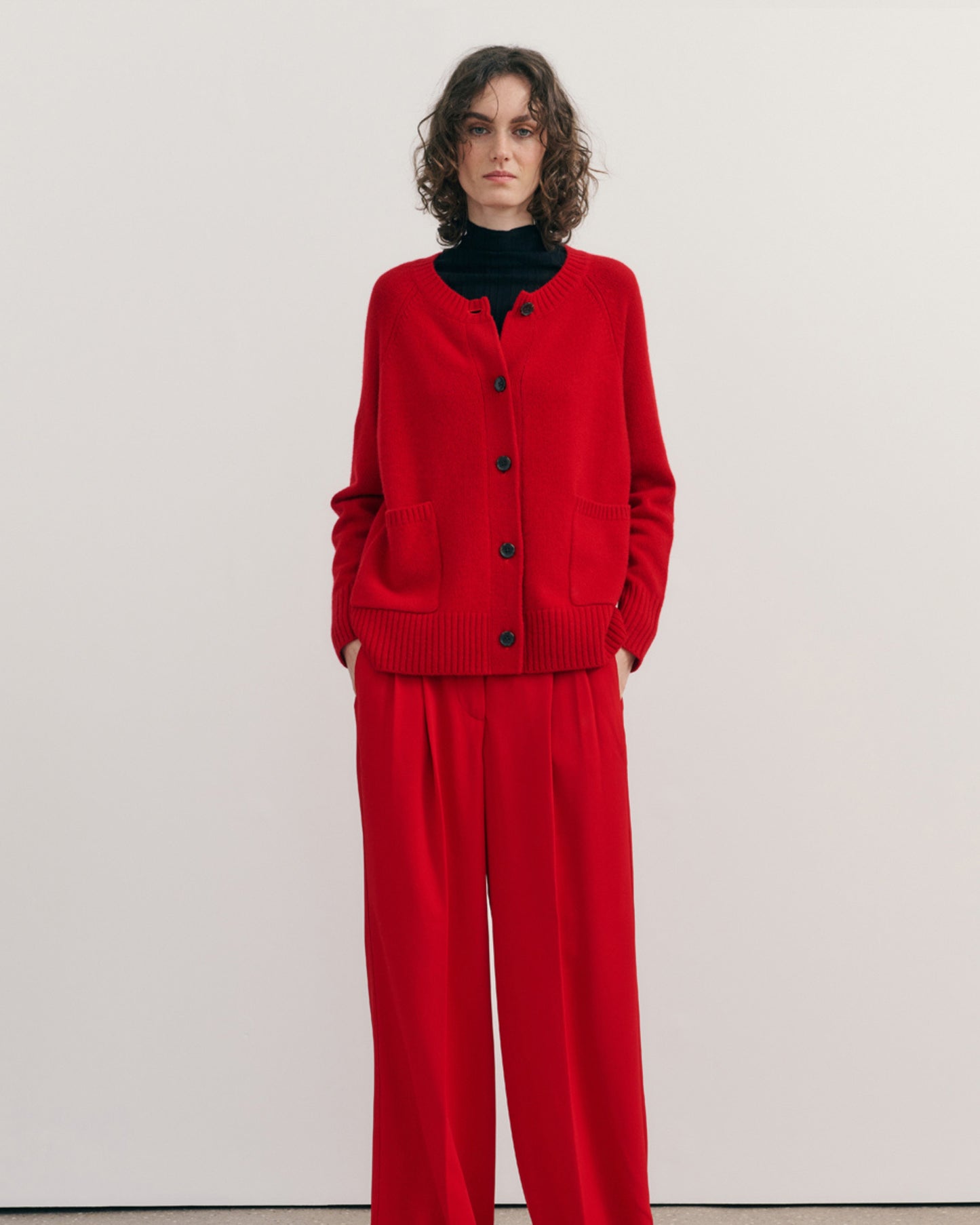 CHUNKY CREW NECK CASHMERE CARDIGAN DELUXE – SCARLET RED