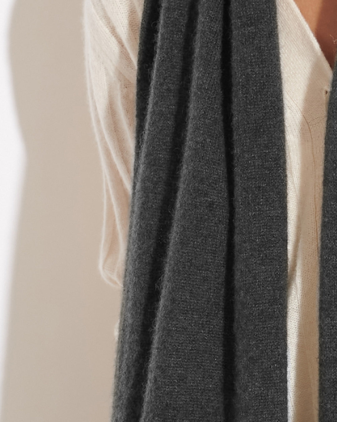 EVERYDAY CASHMERE SCARF - CHARCOAL