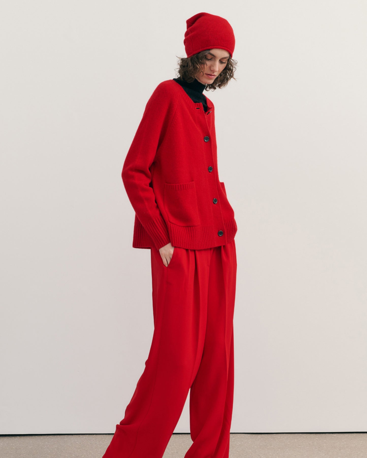 CHUNKY CREW NECK CASHMERE CARDIGAN DELUXE – SCARLET RED