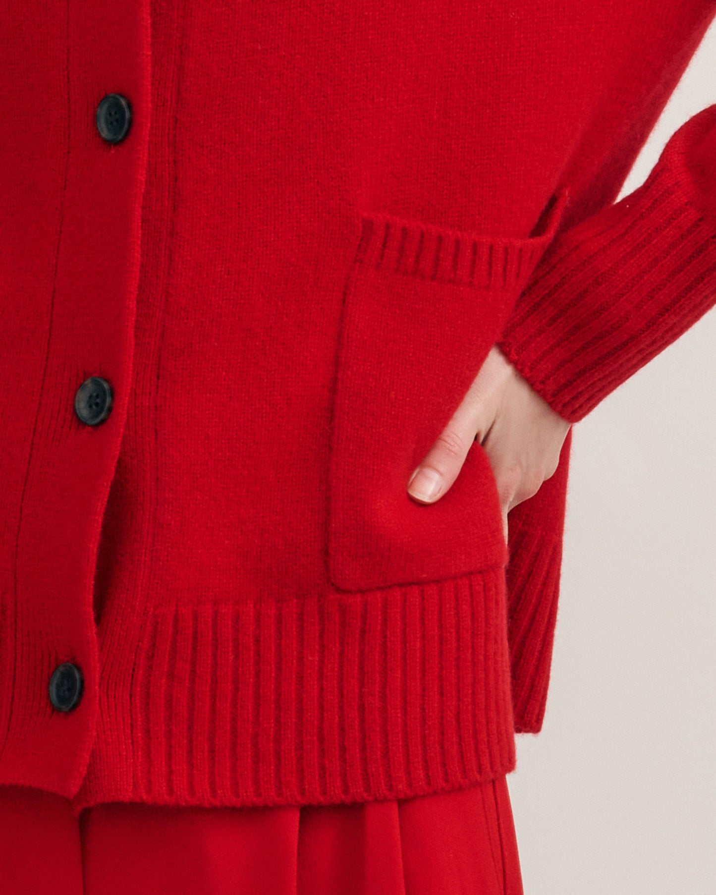 CHUNKY CREW NECK CASHMERE CARDIGAN DELUXE – SCARLET RED