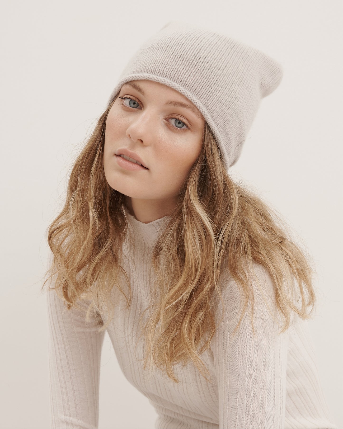 CASHMERE ROLLED EDGED BEANIE - ZEN PEBBLE