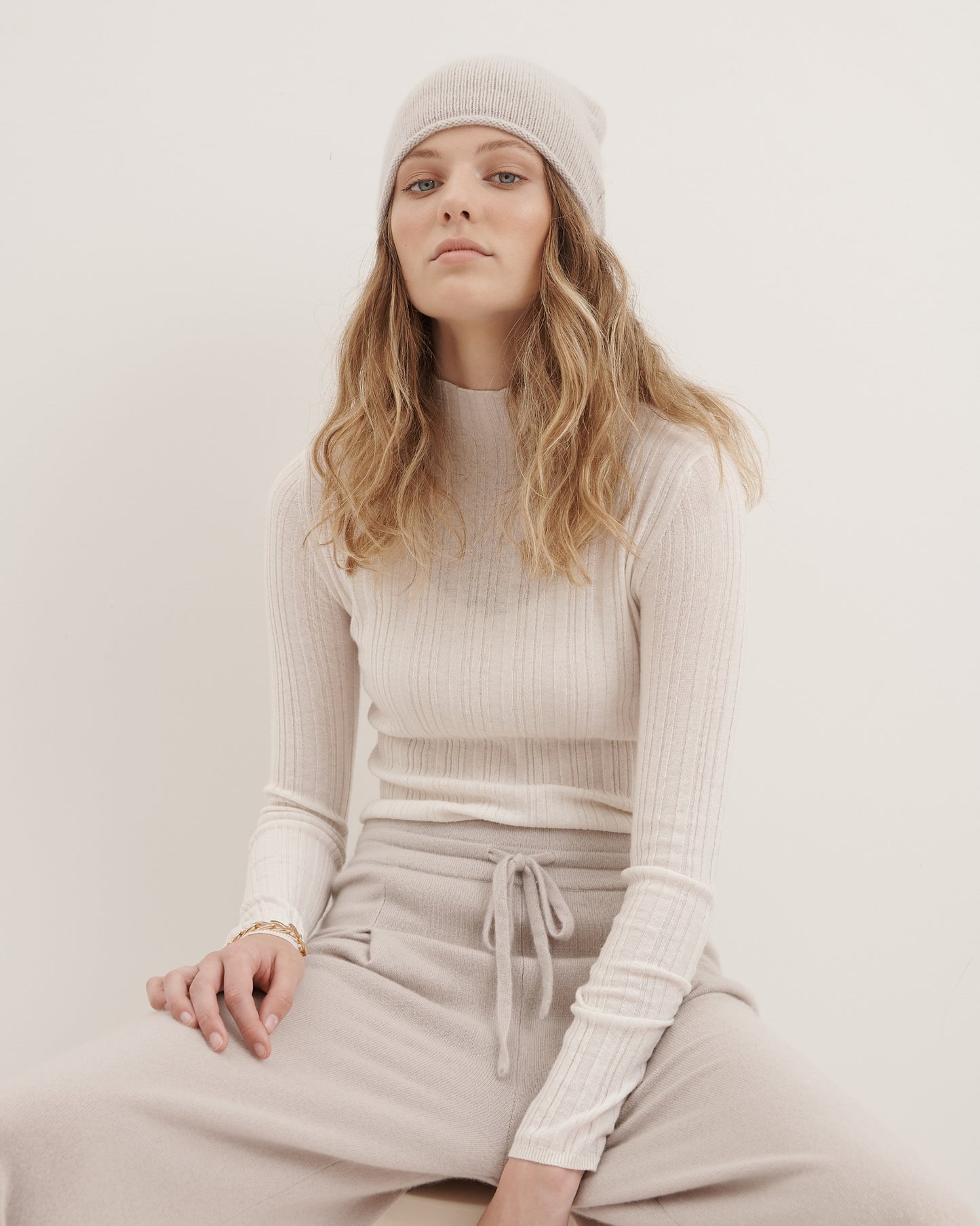 CASHMERE ROLLED EDGED BEANIE - ZEN PEBBLE
