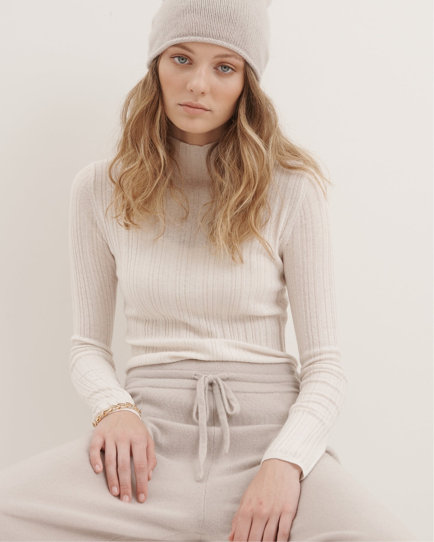 CASHMERE ROLLED EDGED BEANIE - ZEN PEBBLE