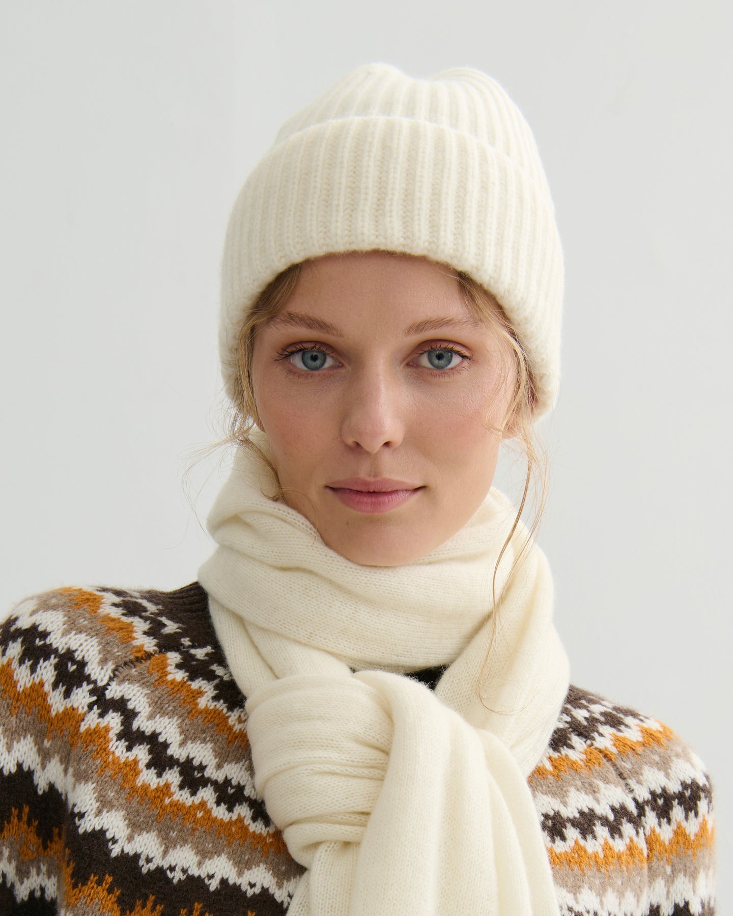 CHUNKY RIBBED CASHMERE BEANIE - CREAM RAW