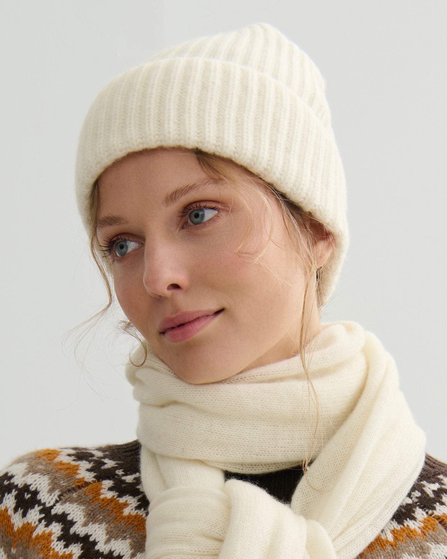 CHUNKY RIBBED CASHMERE BEANIE - CREAM RAW