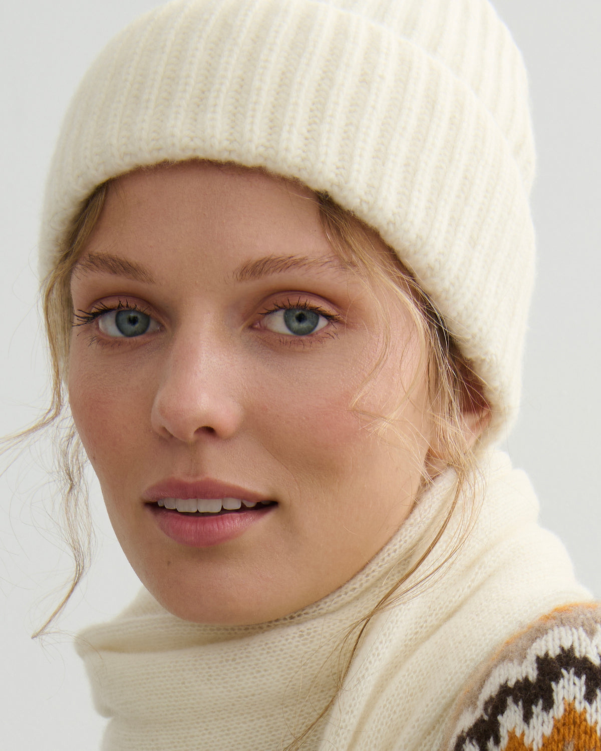 CHUNKY RIBBED CASHMERE BEANIE - CREAM RAW