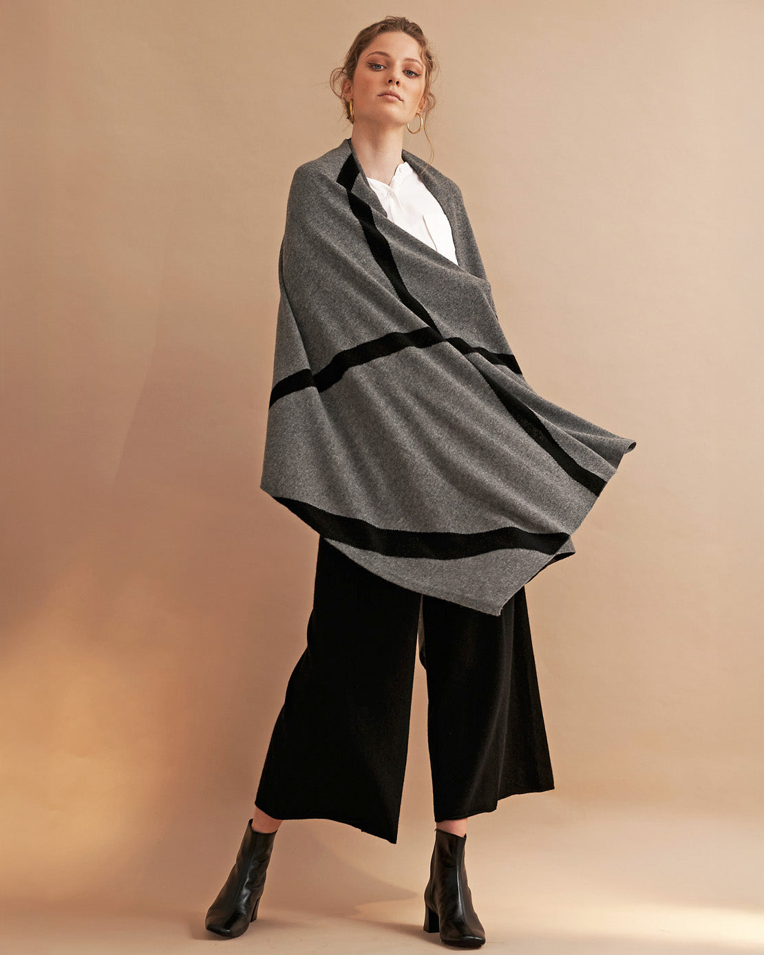SABRINA OVERSIZED CASHMERE TRAVEL WRAP - BLACK