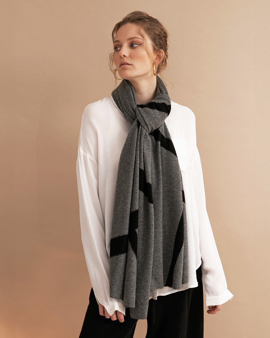 SABRINA OVERSIZED CASHMERE TRAVEL WRAP - BLACK