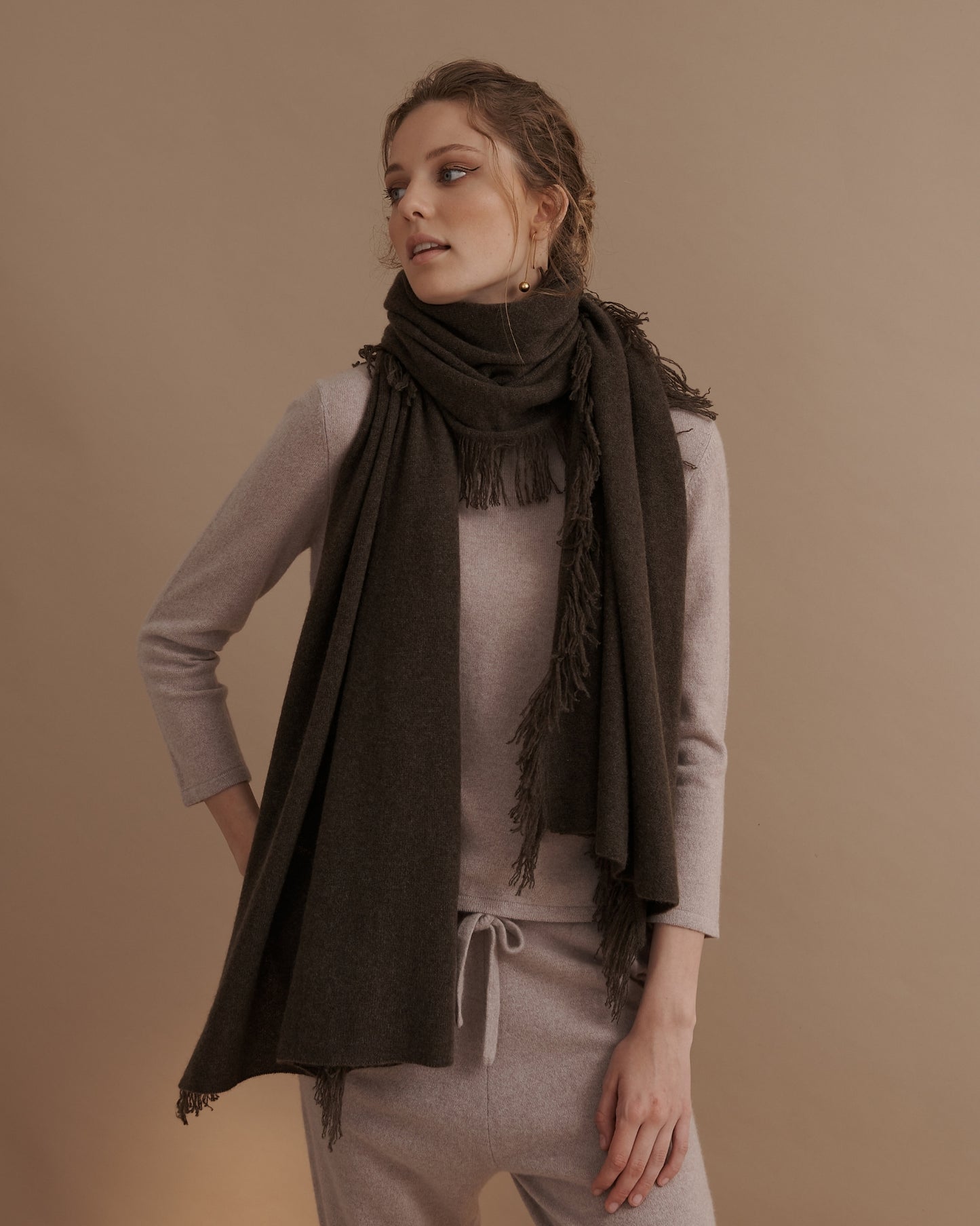 OVERSIZED CASHMERE FRINGE SHAWL - UMBER