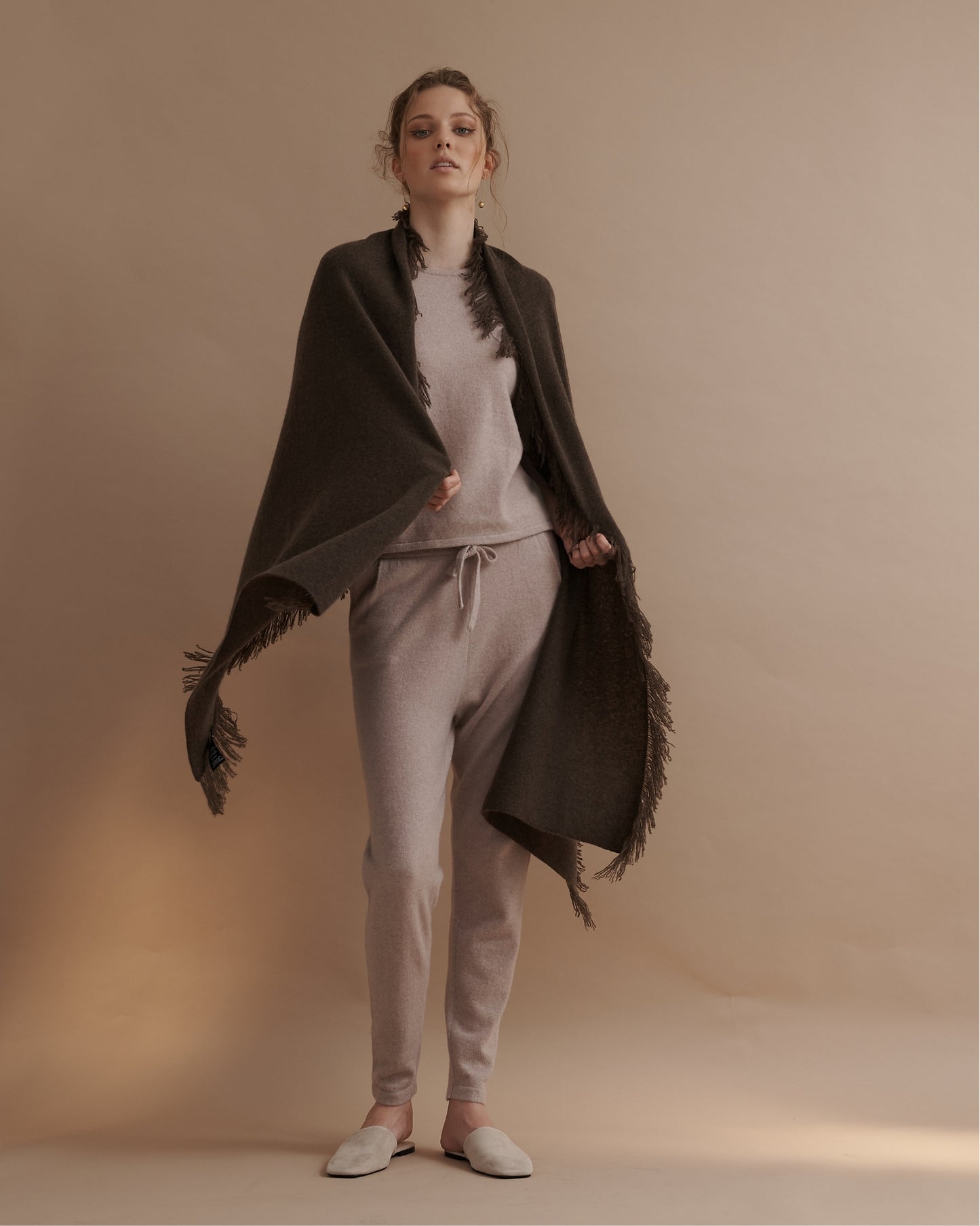 OVERSIZED CASHMERE FRINGE SHAWL - UMBER