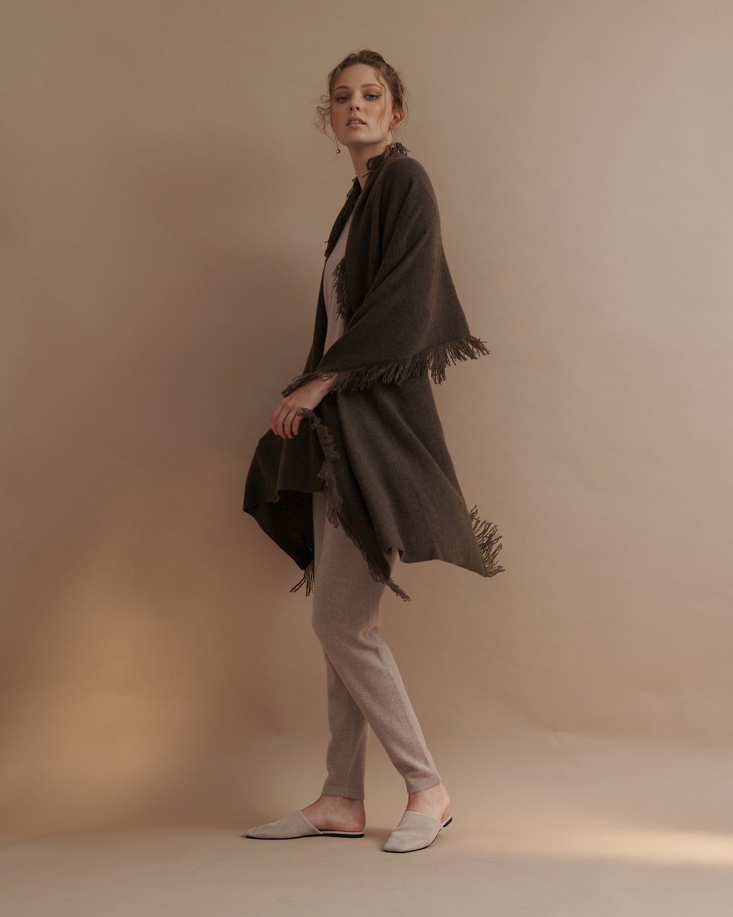 OVERSIZED CASHMERE FRINGE SHAWL - UMBER