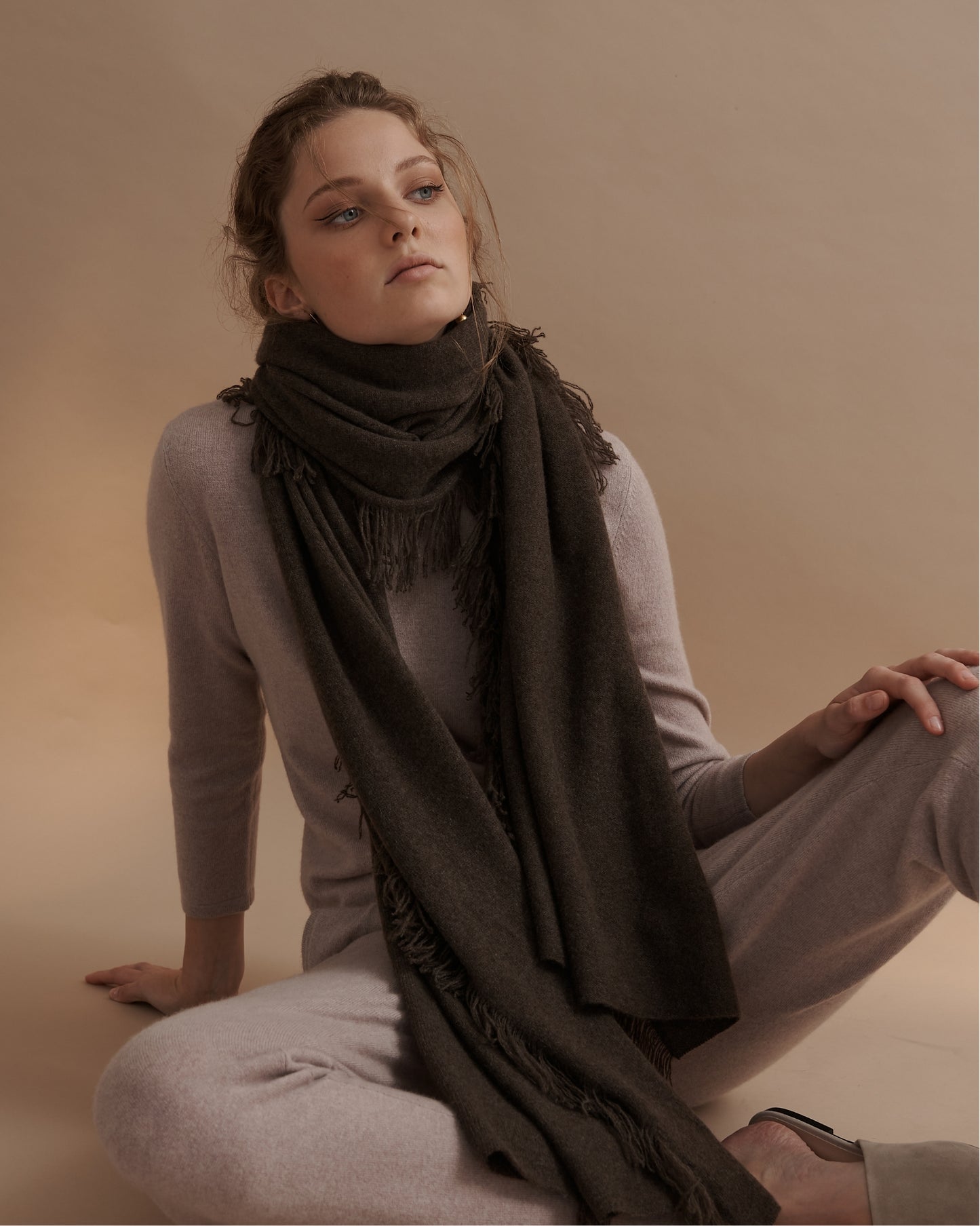 OVERSIZED CASHMERE FRINGE SHAWL - UMBER