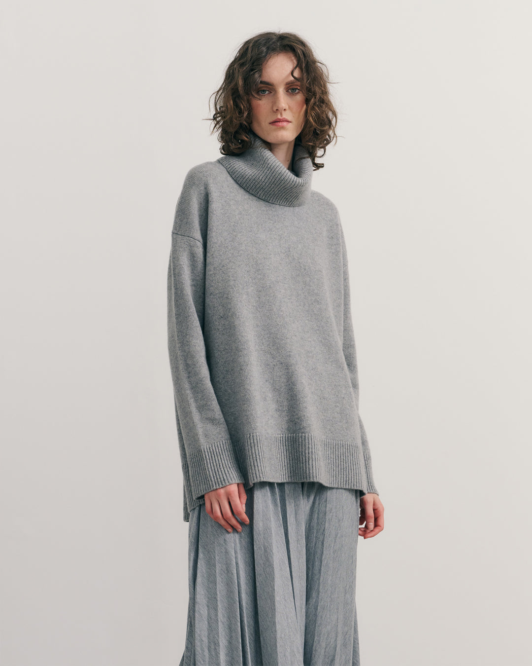 CASHMERE RELAXED ROLL NECK - CARBON GREY
