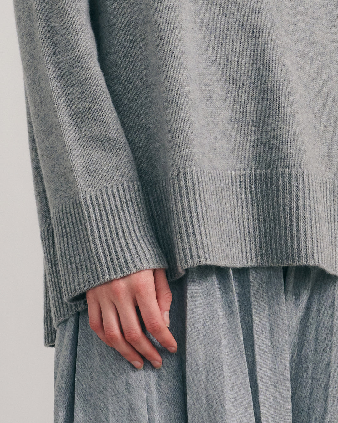 CASHMERE RELAXED ROLL NECK - CARBON GREY