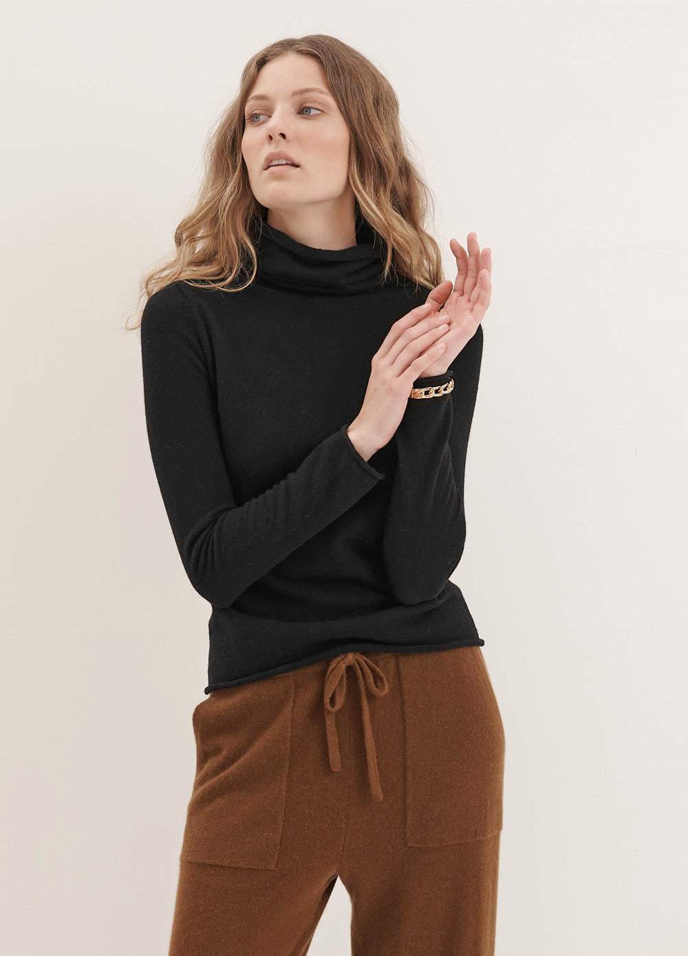 CASHMERE ESSENTIAL ROLL-NECK PULLOVER - BLACK