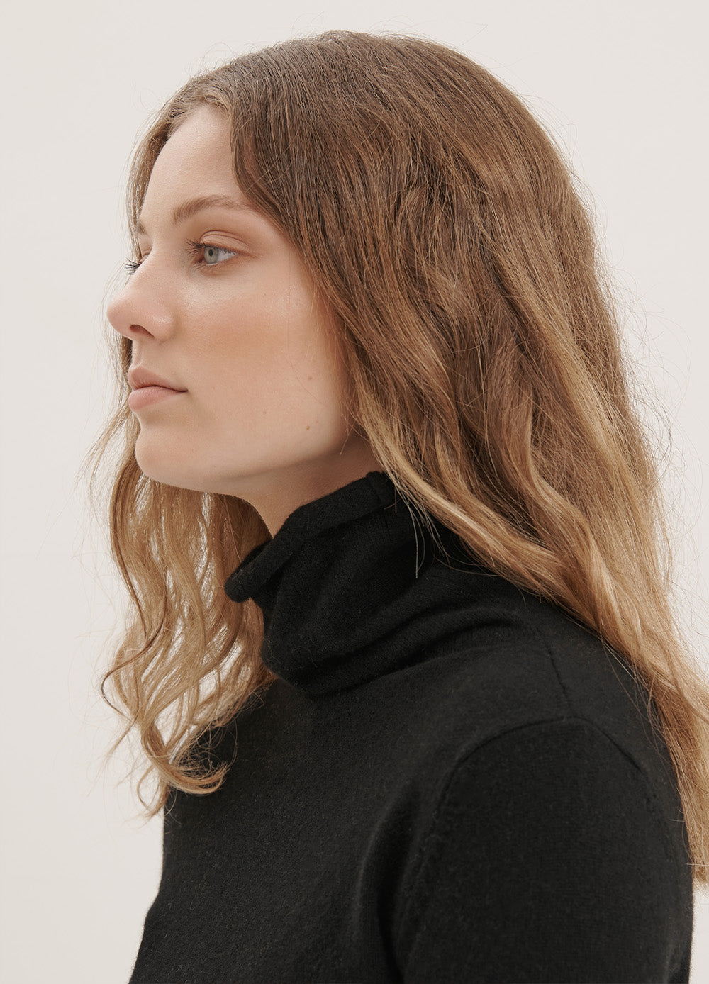 CASHMERE ESSENTIAL ROLL-NECK PULLOVER - BLACK