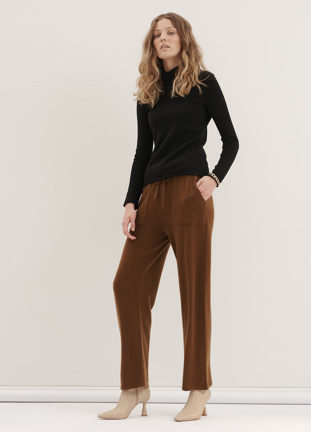 CASHMERE ESSENTIAL ROLL-NECK PULLOVER - BLACK