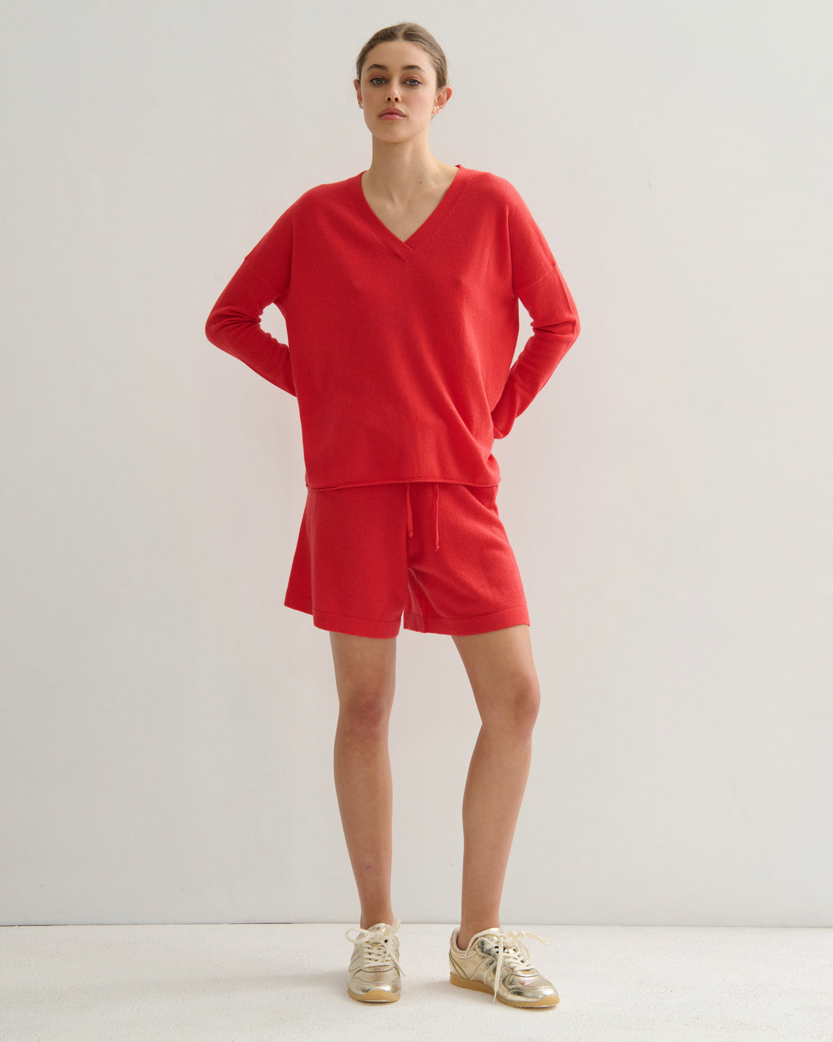 V NECK SPLIT SIDE CASHMERE PULLOVER - POPPY RED