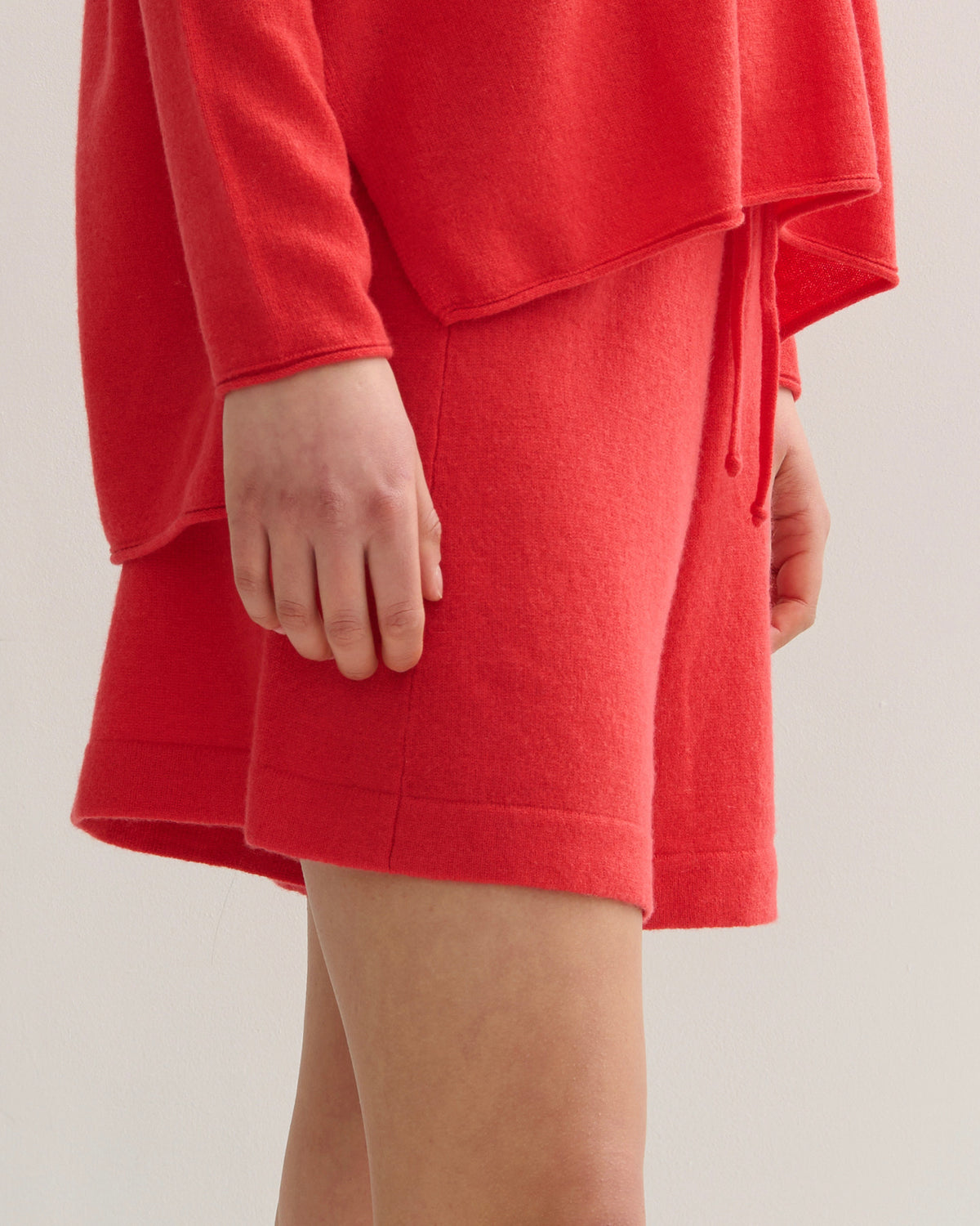 V NECK SPLIT SIDE CASHMERE PULLOVER - POPPY RED
