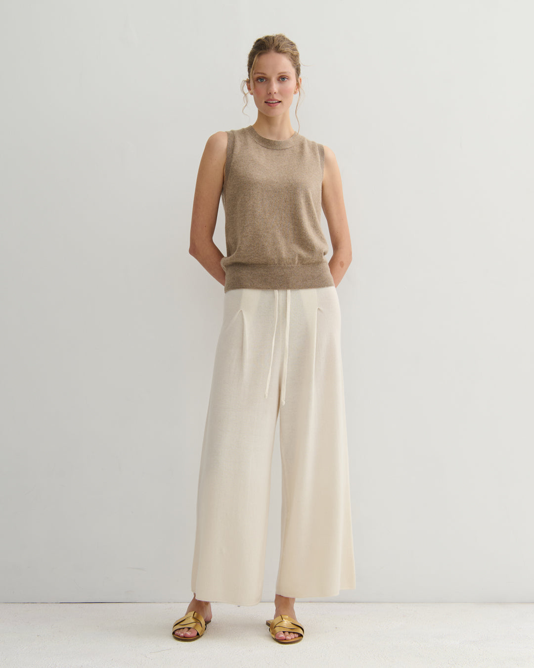 CASHMERE ALL YEAR ROUND CREW NECK TANK - SHIITAKE RAW