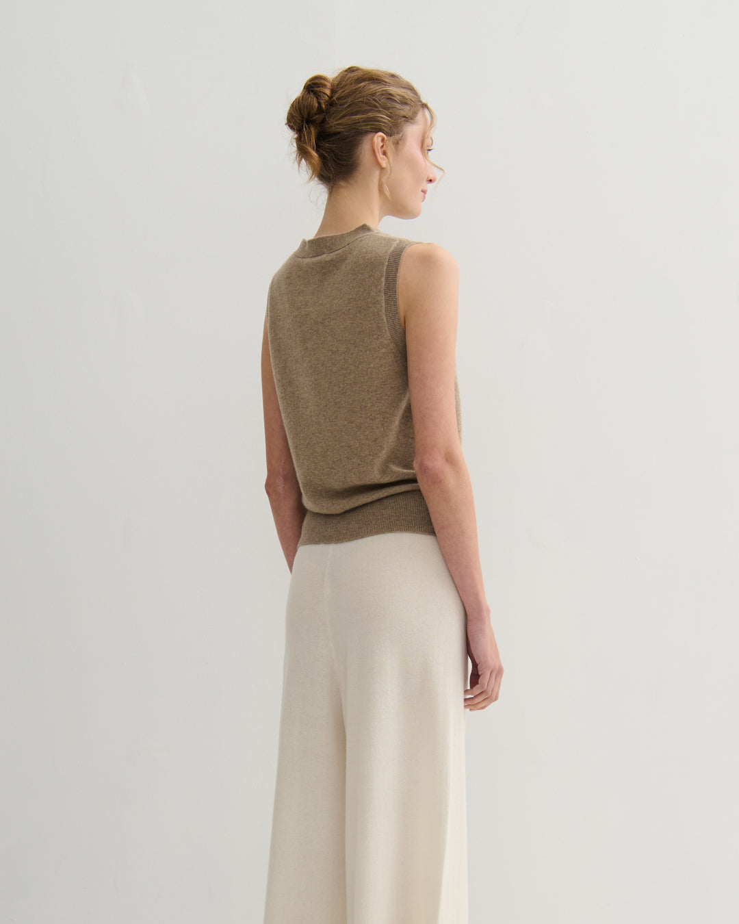 CASHMERE ALL YEAR ROUND CREW NECK TANK - SHIITAKE RAW
