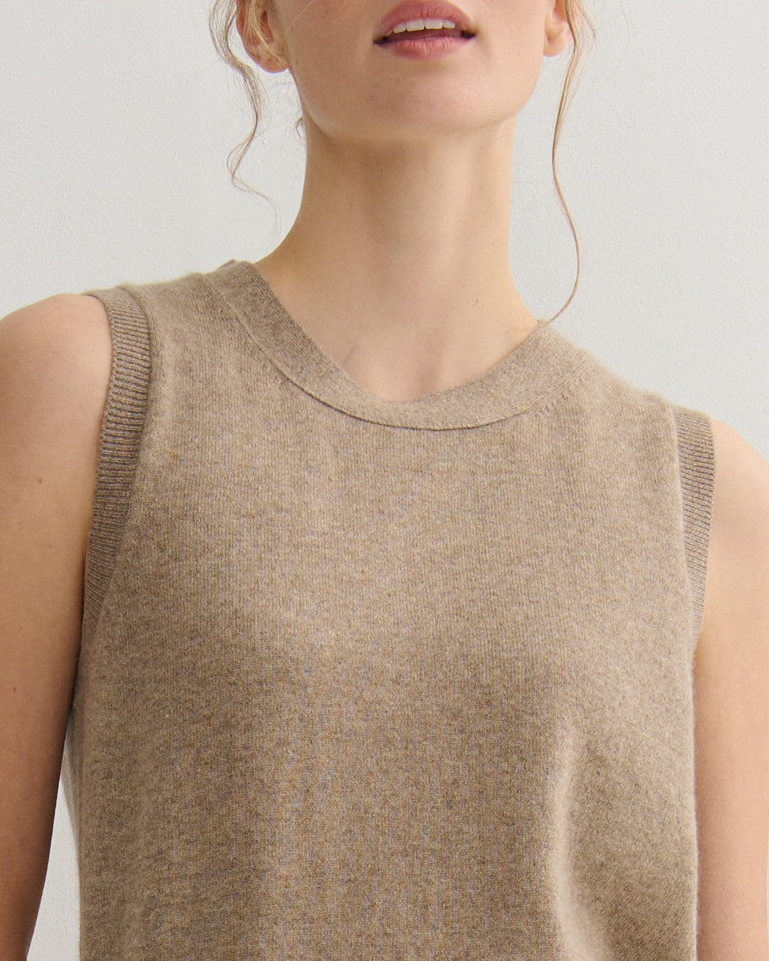 CASHMERE ALL YEAR ROUND CREW NECK TANK - SHIITAKE RAW
