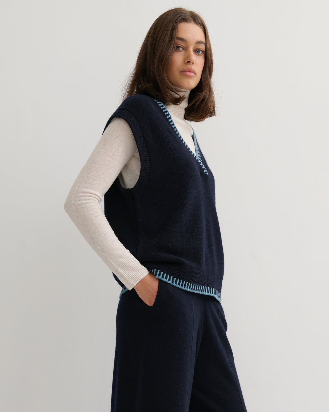 CONTRAST TRIM CASHMERE VEST - NAVY