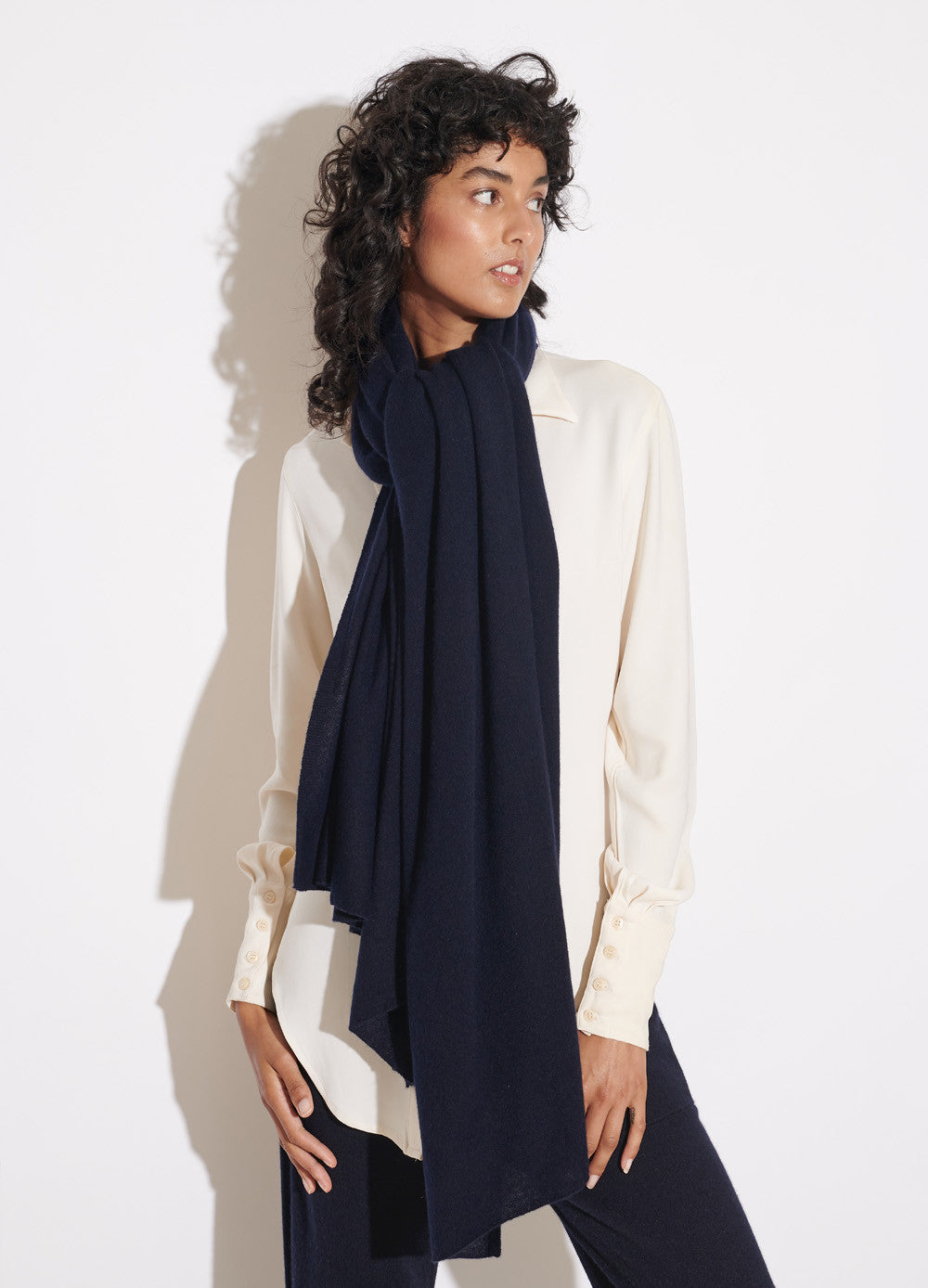 OVERSIZED CASHMERE TRAVEL WRAP - NAVY
