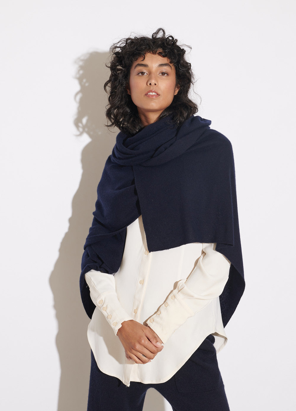 OVERSIZED CASHMERE TRAVEL WRAP - NAVY